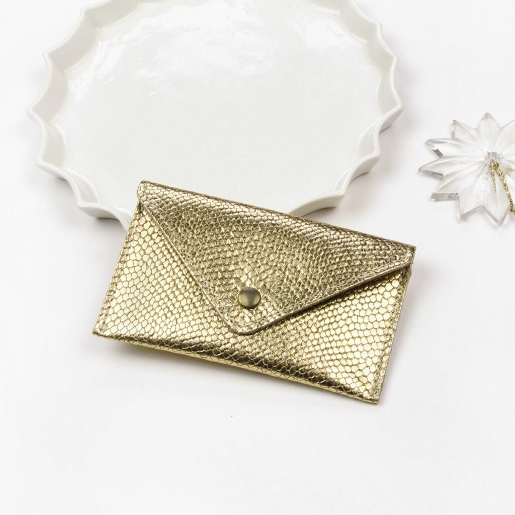 porte-carte-voyageuse-python-dore-barnabe-aime-le-cafe-pastelshop